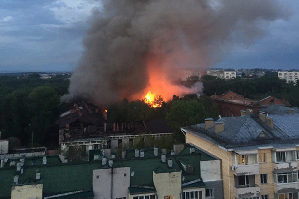 Заброшенные корпуса ИВВАИУ горят в Иркутске. Фото: Екатерина Брынова