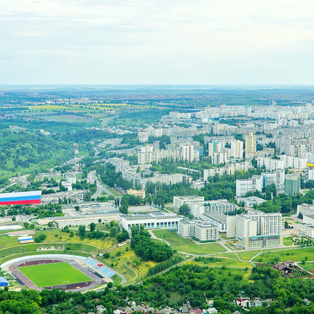 В День России над Белгородом пролетел 50-метровый триколор - KP.RU