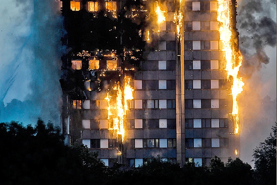 В одной из многоэтажек Лондона вспыхнул сильный пожар.