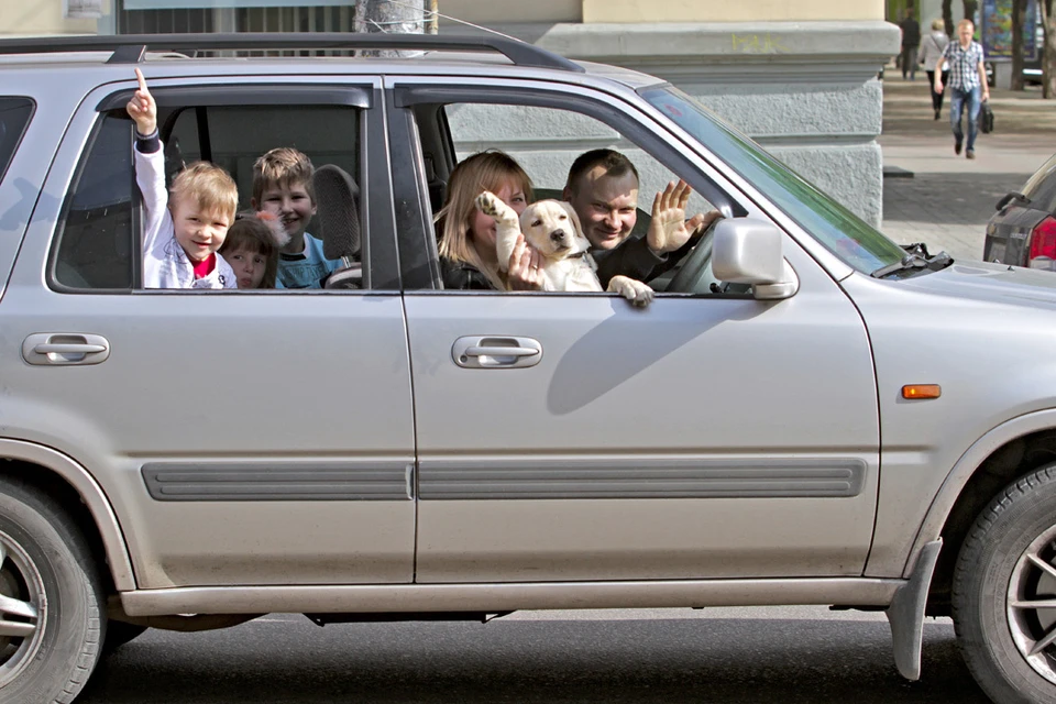Семьи с детьми в машине частенько поют исключительно детские песни. Фото: Павел ДАЦКОВСКИЙ.