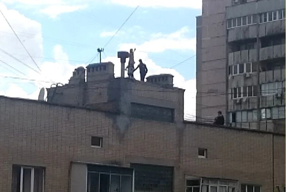 Подростки забрались на крышу. Стоп-кадр из видео.