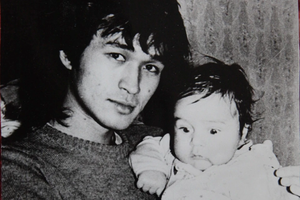 Виктор Цой с сыном Сашей, 1985 год. Пересъемка из семейного архива