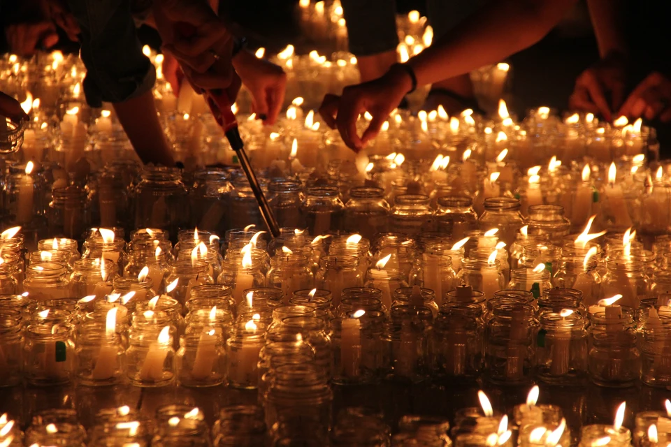1418 свечей зажгли бишкекчане во время акции "Свеча памяти"