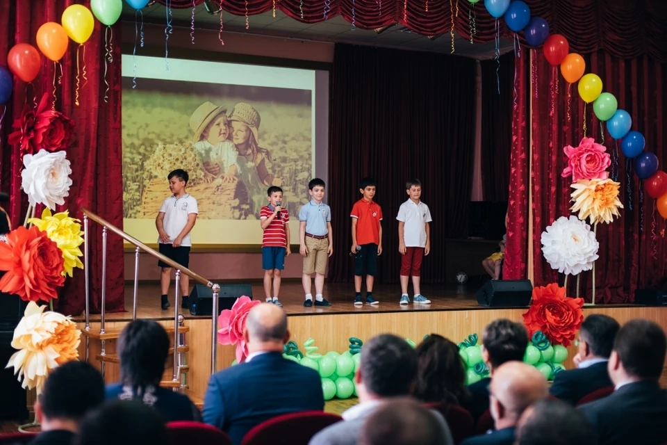 Школьники из Гимназии №3 устроили благотворительный концерт по мотивам сказки «Цветик-семицветик». В спектакле «Дорогою добра» Илья сыграл главную роль — мальчика-инвалида.