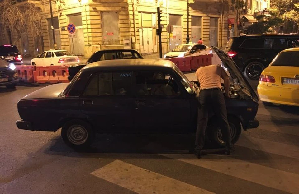 Починить российский автомобиль можно прямо на улице - для этого не нужен ни сервис, ни чемпион мира по автогонкам