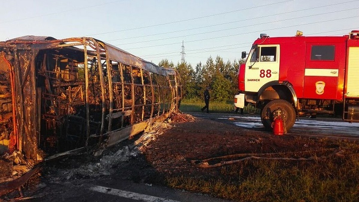 В страшном столкновении бензовоза и автобуса в Татарстане сгорели 10  человек - KP.RU