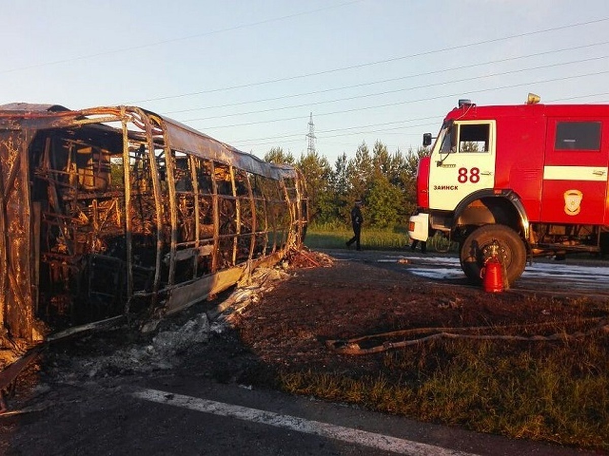 В страшном столкновении бензовоза и автобуса в Татарстане сгорели 10  человек - KP.RU