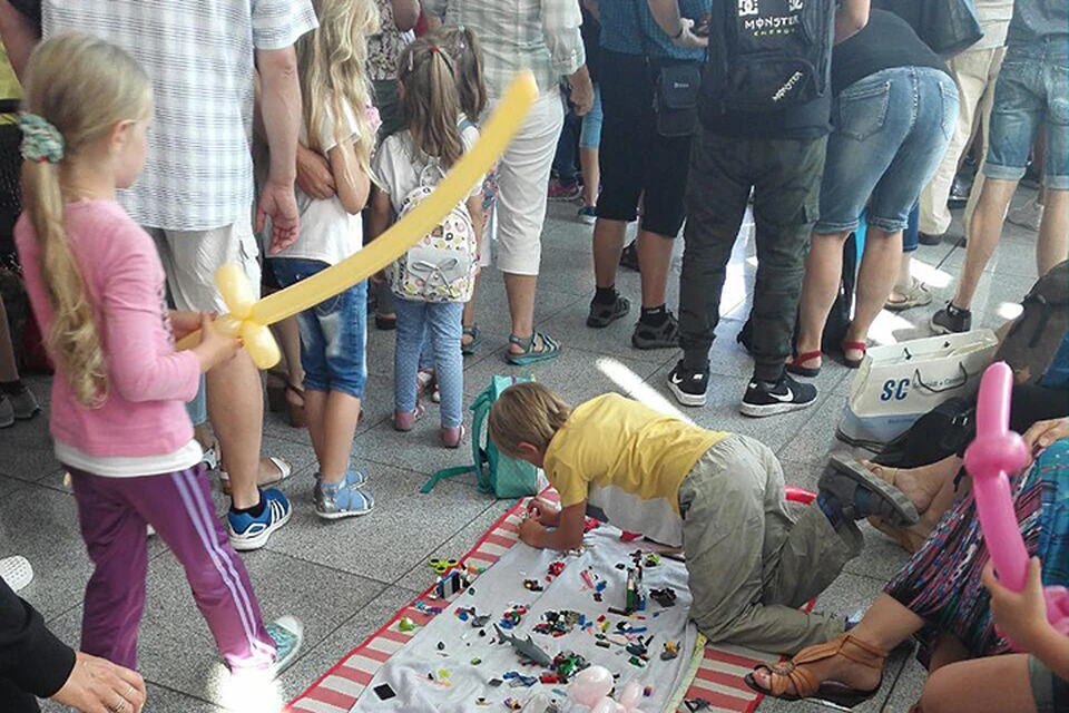 В аэропорту Бургаса россияне с детьми организовали мини-детсады
