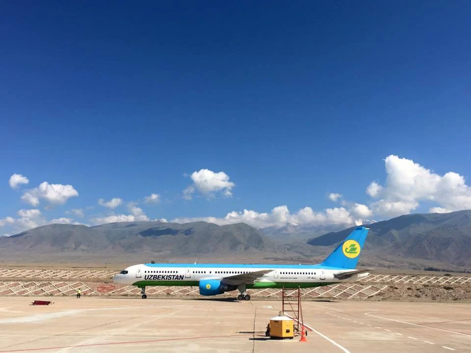 Ровно в 8 утра на посадку пошел пассажирский «Боинг-757» с первыми туристами из Узбекистана.