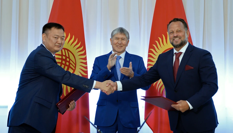 Соглашение о строительстве Верхне-Нарынского каскада ГЭС было подписано в присутствии президента Кыргызстана Алмазбека Атамбаева.