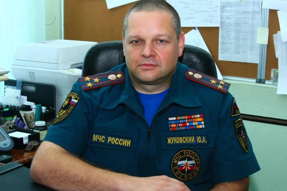 Юрий Жуковский отдал свою маску и противогаз, чтобы спасти человека. Фото предоставлено пресс-службой МЧС