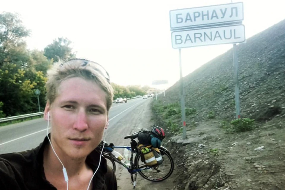 Никита Васильев последние два года колесит по миру на велосипеде
