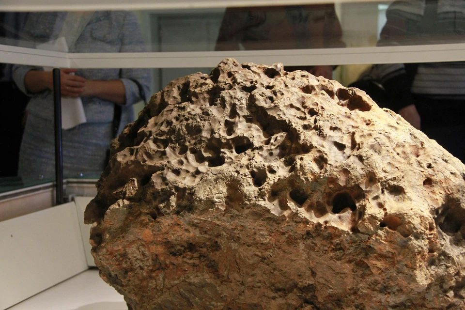 Метеорит хранится в краеведческом музее. Фото: Александр ДЫБИН.