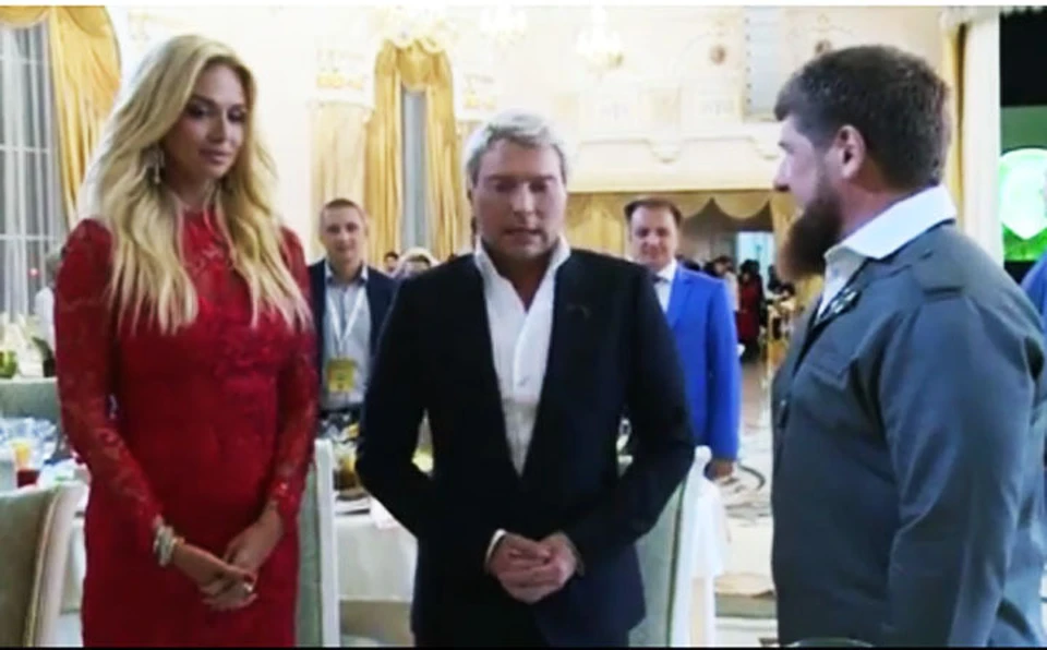 Николай Басков сделал предложение в присутствии нескольких сотен гостей. Фото: стоп-кадр видео Инстаграма Рамзана Кадырова