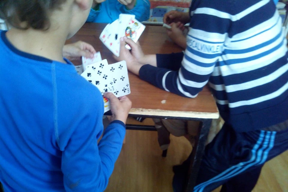 По словам нижегородки, дети в лагере были предоставлены сами себе, а единственным развлечением для них стала игра в карты. Фото: Анна ДАВЫДОВА