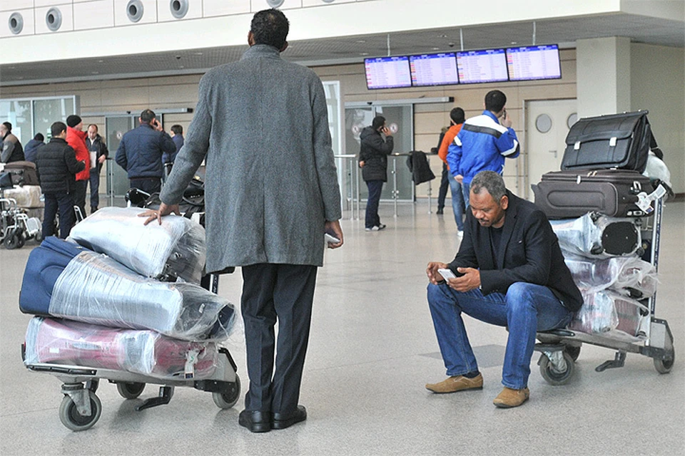 Пассажиры с багажом в новом терминале аэропорта Домодедово.