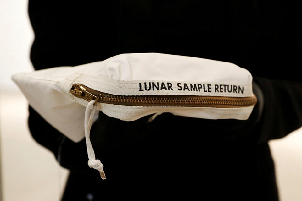 Именно эта белая тканевая сумка была с Нилом Армстронгом время прогулки по Луне