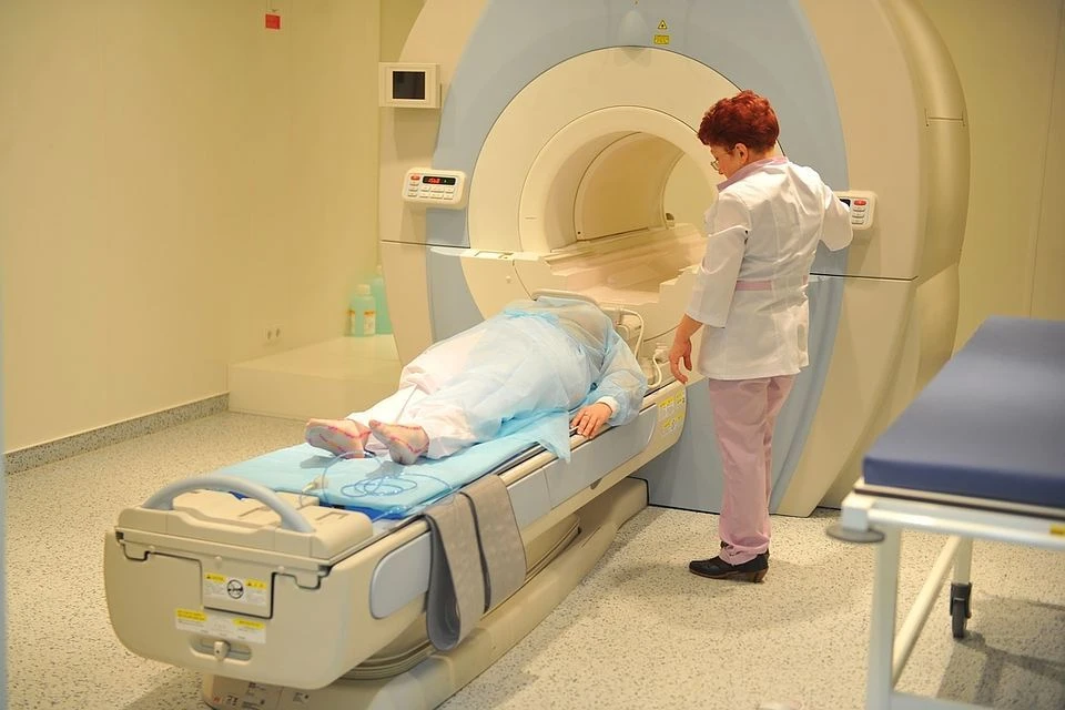 Как и во всех случаях МРТ-диагностирования, пациент помещается в аппарат. Когда обследуют коленный сустав, проблемную зону обматывают катушками для улучшения визуализации именно этой области.