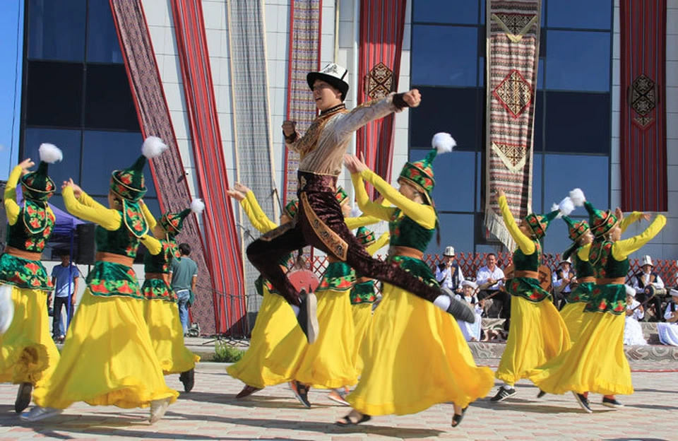 В рамках проходящего на Иссык-Куле форума для посетителей в течение трех дней будет представлена культурно-этнографическая программа с музыкальными, танцевальными номерами и мастер-классами народов алтайской цивилизации.