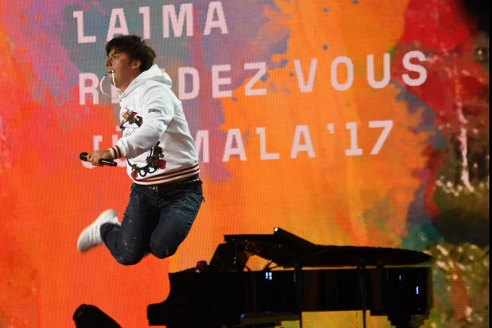 Особенно удался Максиму Галкину фирменный прыжок победителя "Евровидения" Димы Билана