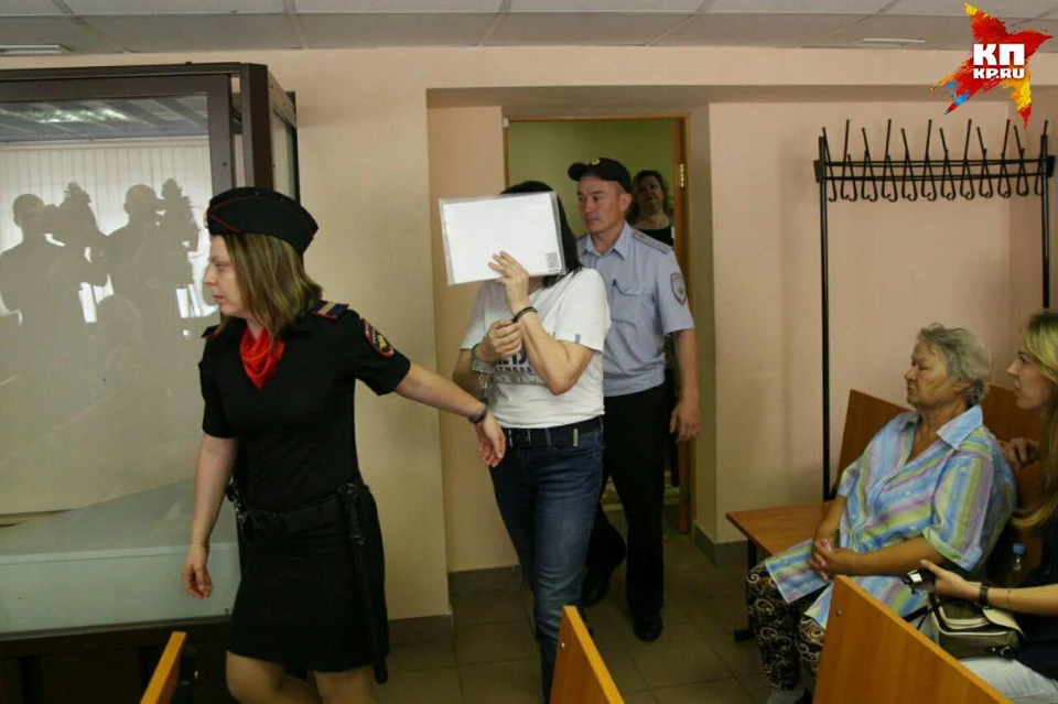 На суде Мелькова закрывалась от фотокамер.
