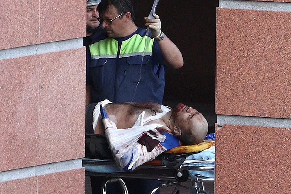 Медики увозят раненного в перестрелки из здания Мособлсуда.