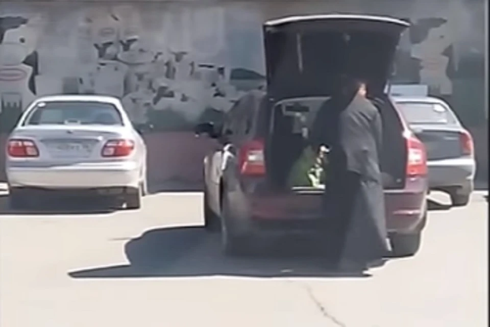 Мужчина усадил ребенка в багажник