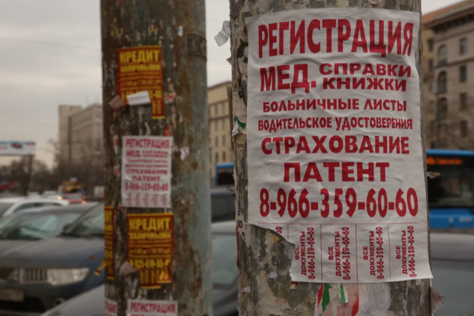 Страховыми патентами. Страховка дмс для иностранных граждан. Страховые взносы презентация. Страховыми патентами. Страховой полис добровольного медицинского страхования.