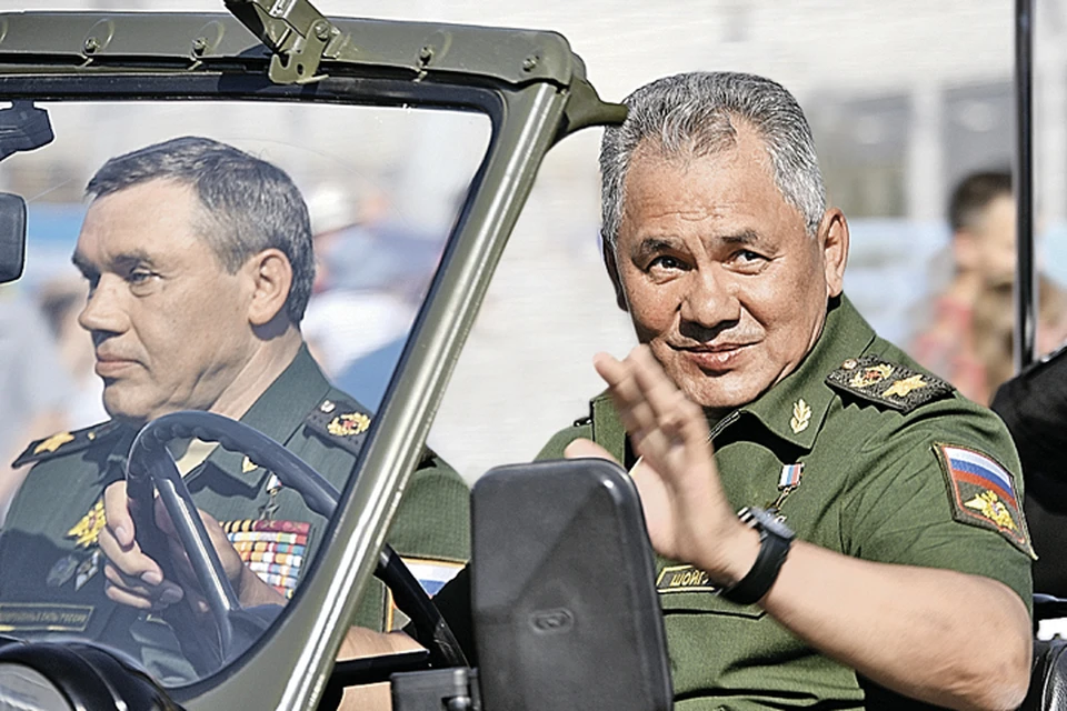 Министр обороны России генерал армии Сергей Шойгу передвигался по территории, сидя за рулем открытой военной машины «ГАЗ».