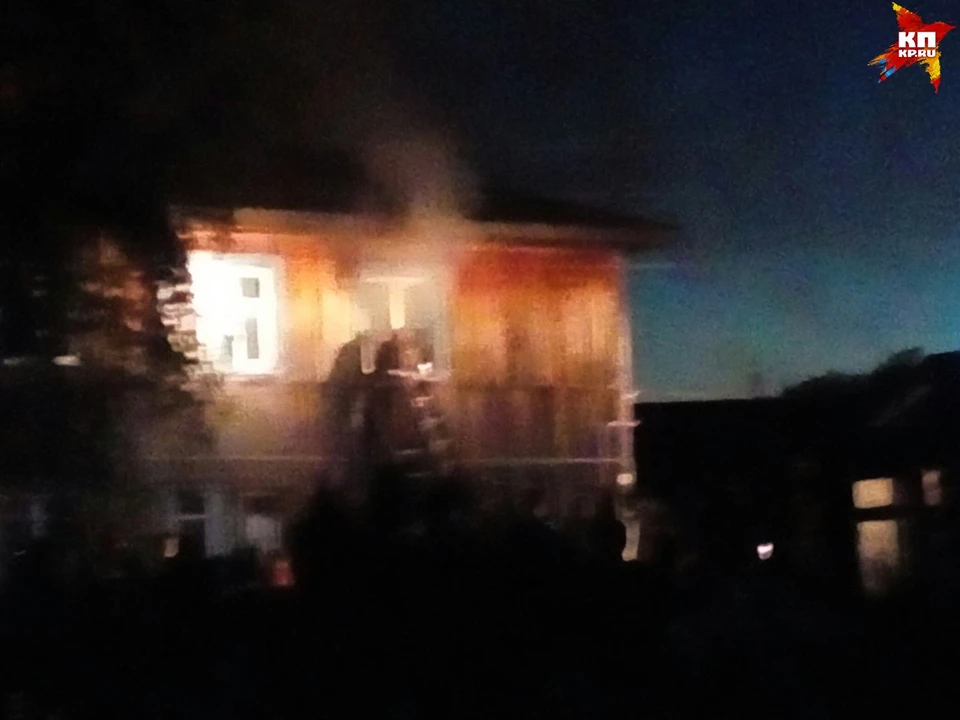 Люди были заблокированы в горящем доме Фото: "Это Серов, детка"/Вк