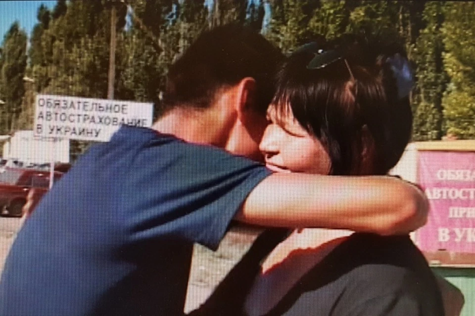 Мать и сын на российско-украинской границе. Фото: стоп-кадр видео ПУ ФСБ России по РО.