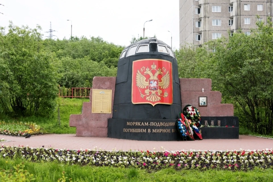 Часть атомной подводной лодки "Курск" как памятник в Мурманске.