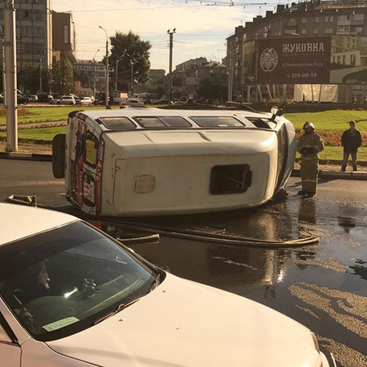 В Новосибирске водители помогли спастись пассажирам из перевернувшейся  маршрутки - KP.RU