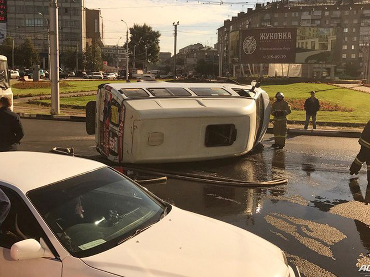 В Новосибирске водители помогли спастись пассажирам из перевернувшейся  маршрутки - KP.RU