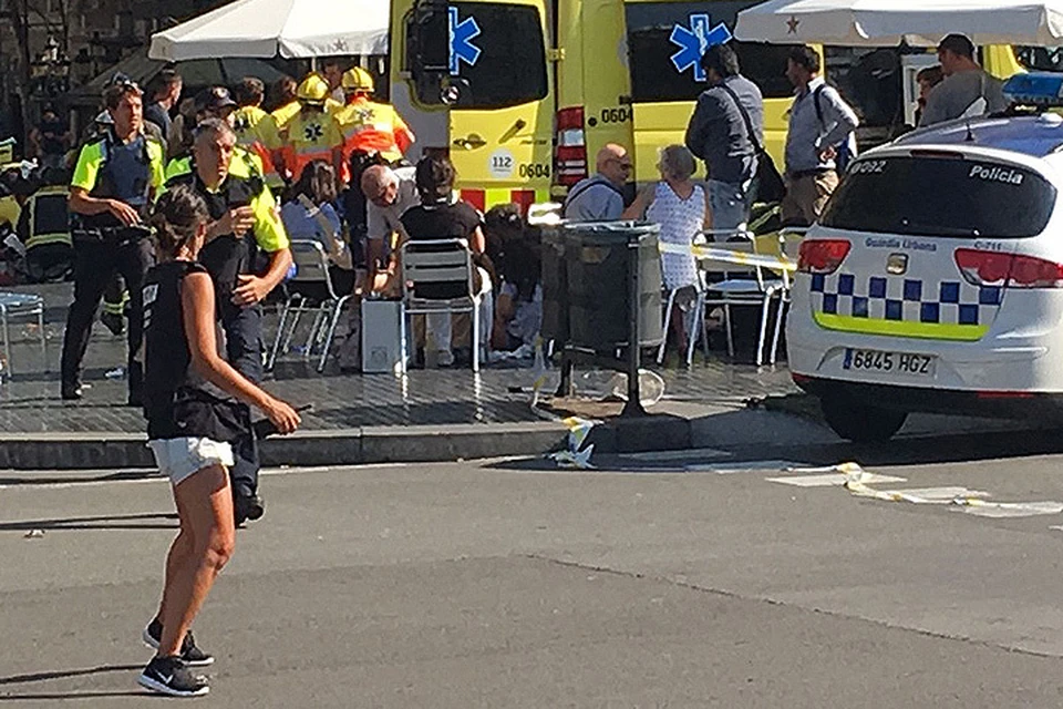 По последним неофициальным данным, в результате наезда фургона на толпу в Барселоне, погибло 13 человек