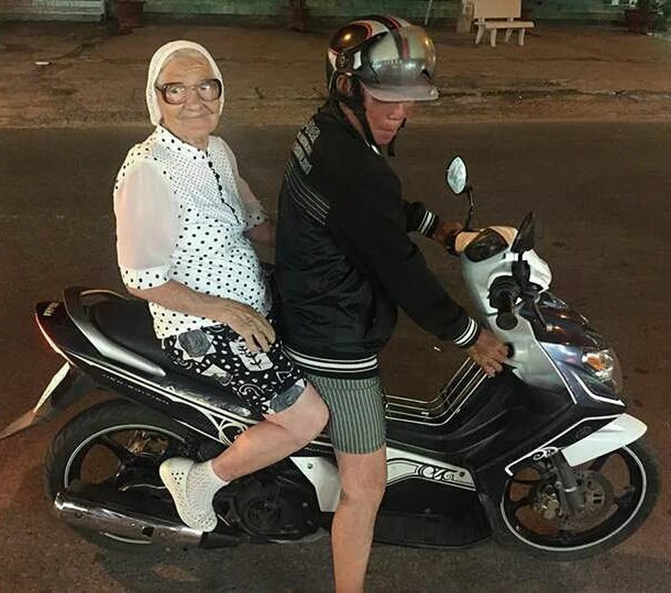 Первый раз баба Лена села на мотоцикл в Таиланде и была в полном восторге. Фото: личная страница в Инстраграм
