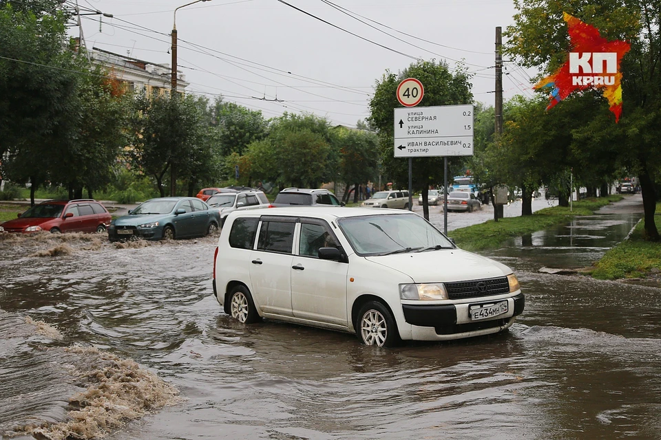 Специалисты красноярских автосервисов говорят, что пока что машин, сломавшихся во время потопа, приехало немного.