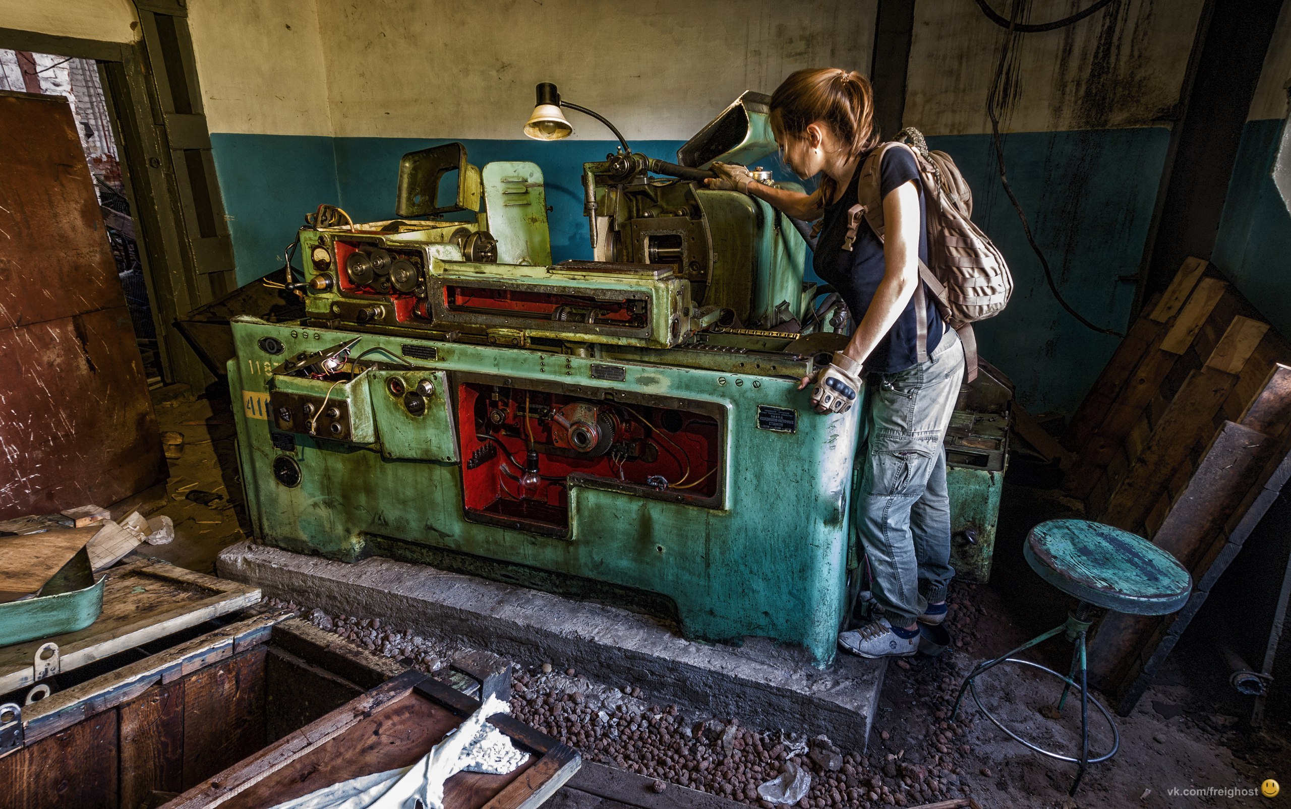 Настольная лампа, оставленная кем-то из сотрудников, все еще горит. Фото: Андрей Колчин