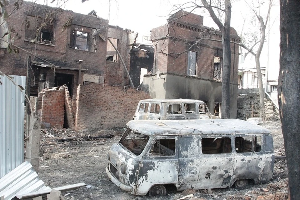 Сгорело буквально все, что было в квартале: и дома, и машины. и вещи... Фото: Антон Строкин.