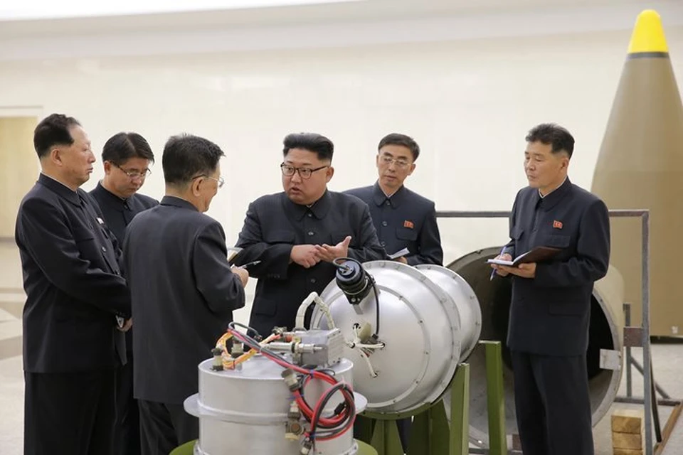Северокорейский лидер Ким Чен Ын дает указания относительно программы ядерного оружия