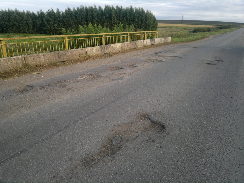 Капремонт одной из полос здесь делали восемь лет назад. Но какую полосу чинили – давно не видно