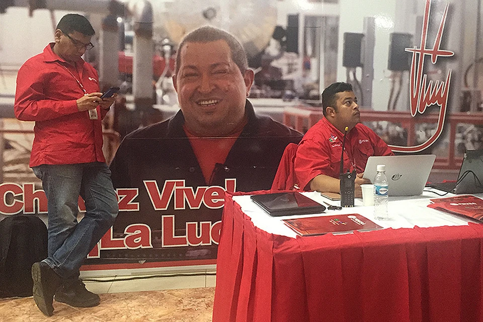 Портрет Чавеса на нефтеперерабатывающем предприятии.