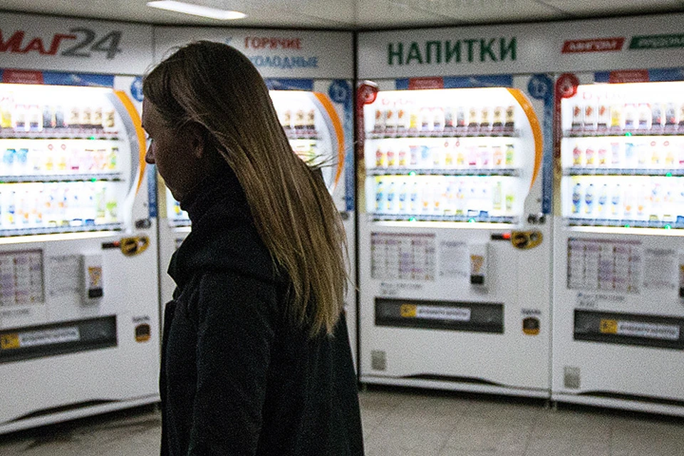 Автомат по продаже японских напитков в подземном переходе станции метро "Пушкинская". Станислав Красильников/ТАСС