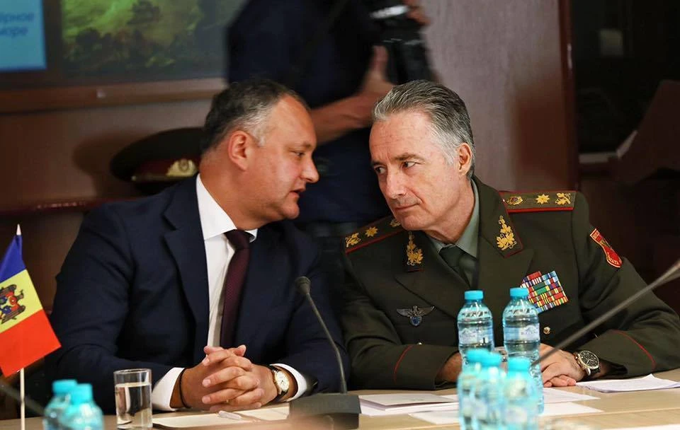 Игорь Додон предложил Виктору Гайчуку стать министром обороны (Фото: пресс-служба президента).