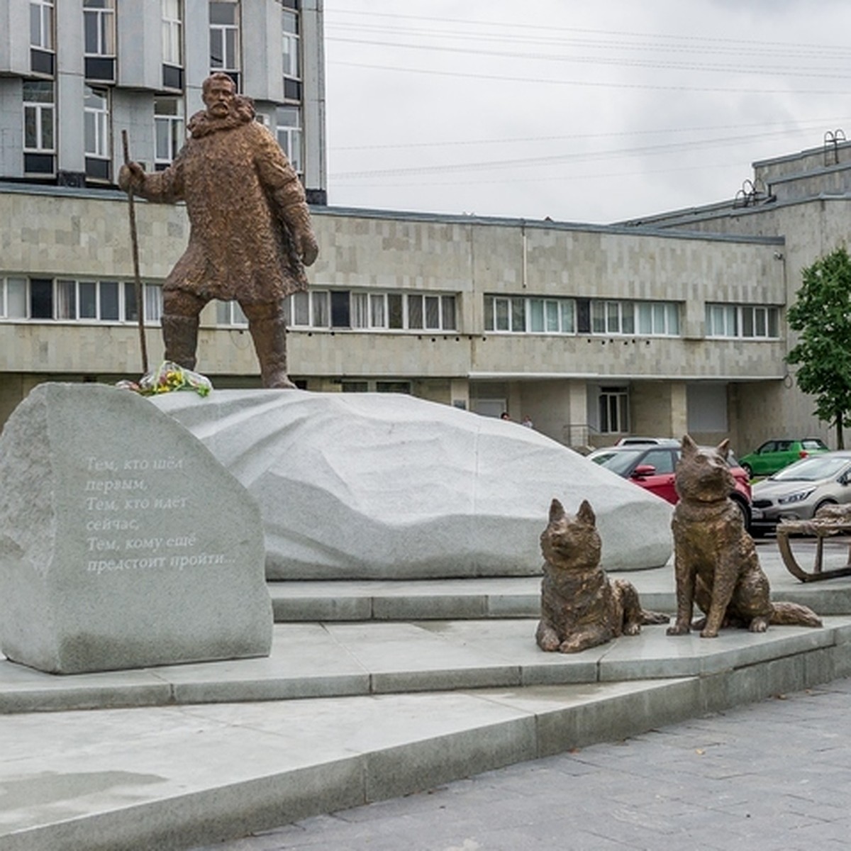 На Васильевском острове открыт первый в России памятник полярникам - KP.RU