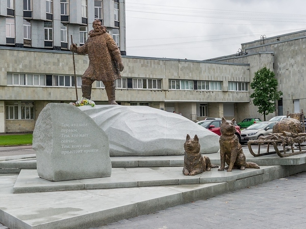 На Васильевском острове открыт первый в России памятник полярникам - KP.RU