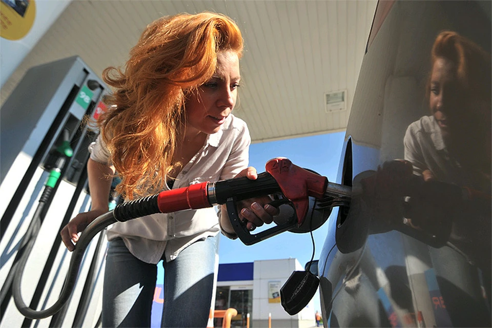 Из-за повышения акциза, цена на бензин в рознице увеличится примерно на 60 копеек.