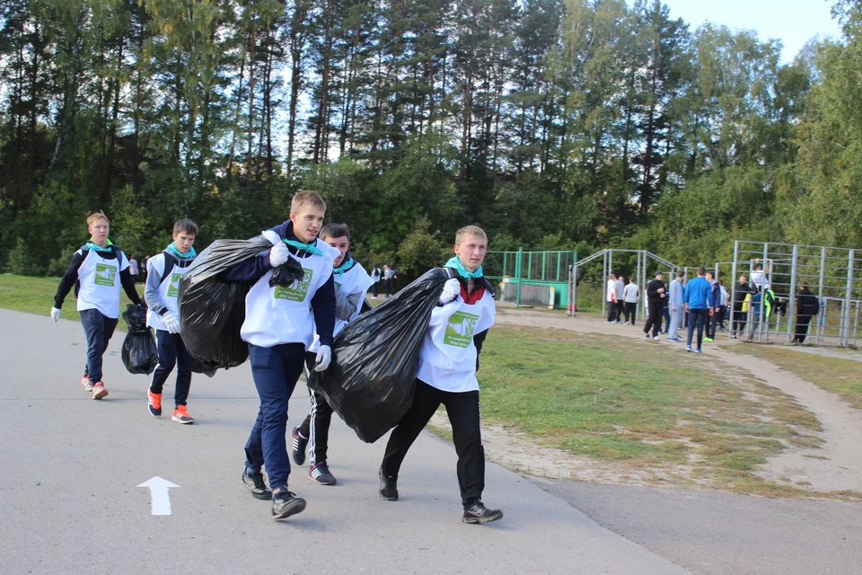 Участники соревнований должны были собрать максимальные объемы мусора и отсортировать пластик, железо, бумагу, стекло.