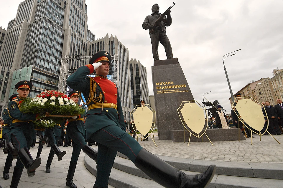 Памятник советскому оружейнику был открыт в центре Москвы во вторник 19 сентября.