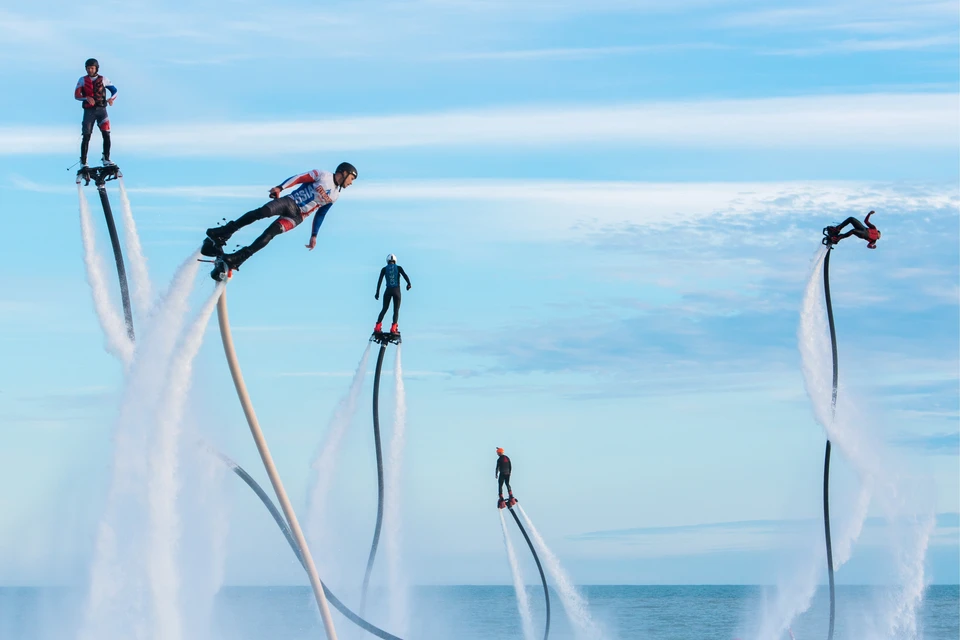 На 15-метровых струях воды одновременно взлетели в небо 65 спортсменов.
